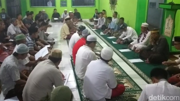 Warga binaan Rutan Kelas II B Kolaka menggelar zikir dan doa bersama untuk menangkal Corona (Sitti Harlina/detikcom)