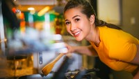 Kalau ini senyum manis Andrea saat masak di dapur. Setelah mengumumkan dirinya positif corona, Andrea juga mengatakan kalau saat ini kondisinya baik. Foto: Instagram andreadianbimo