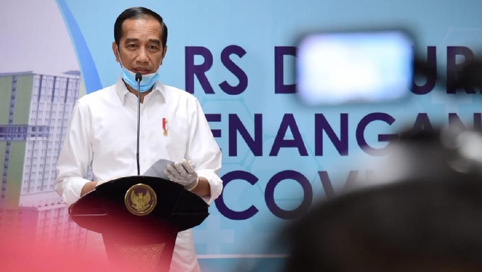 Jokowi Presiden Jokowi di RS Darurat Penanganan COVID-19.