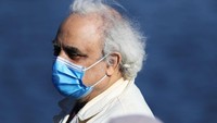 Seorang warga tampak mengenakan masker saat beraktivitas di kawasan New York, AS, guna mencegah penyebaran virus Corona di wilayah tersebut.  