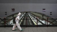 Padahal Spanyol telah menerapkan lockdown dan terus melakukan penyemprotan disinfektan. AP Photo/Manu Fernandez.