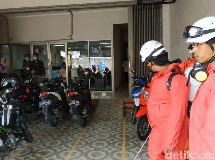 Kantor pembiayaan atau leasing di Klaten disemprot disinfektan, Senin (23/3/2020).