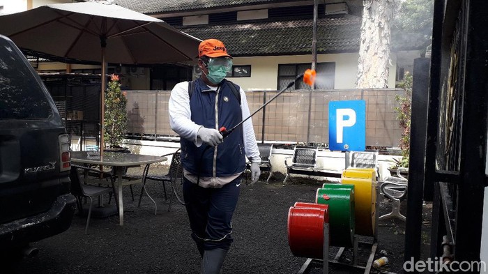Petugas semprotkan disinfektan