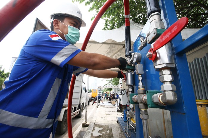 PGN SALURKAN GAS BUMI KE WISMA ATLET Petugas PGN memasok gas bumi di Wisma Atlet Kemayoran, Jakarta, Senin (23/2/2020). PT Perusahaan Gas Negara Tbk. (PGN) menyalurkan gas bumi untuk mendukung kebutuhan bagi tenaga medis maupun pasien di Wisma Atlet Kemayoran yang dijadikan pusat rehabilitasi pasien COVID-19. ANTARA FOTO/Rivan Awal Lingga/aww.
