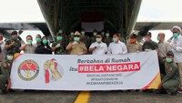 Prabowo berfoto dengan spanduk bertuliskan Bertahan di Rumah itu #BelaNegara. Istimewa/Dok. Menhan.