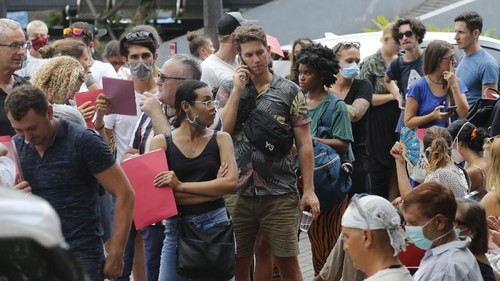 Sejumlah Warga Negara Asing (WNA) datangi kantor Imigrasi Kelas I Khusus Ngurah Rai, Bali. Mereka mengurus perpanjangan visa dan permohonan izin tinggal.