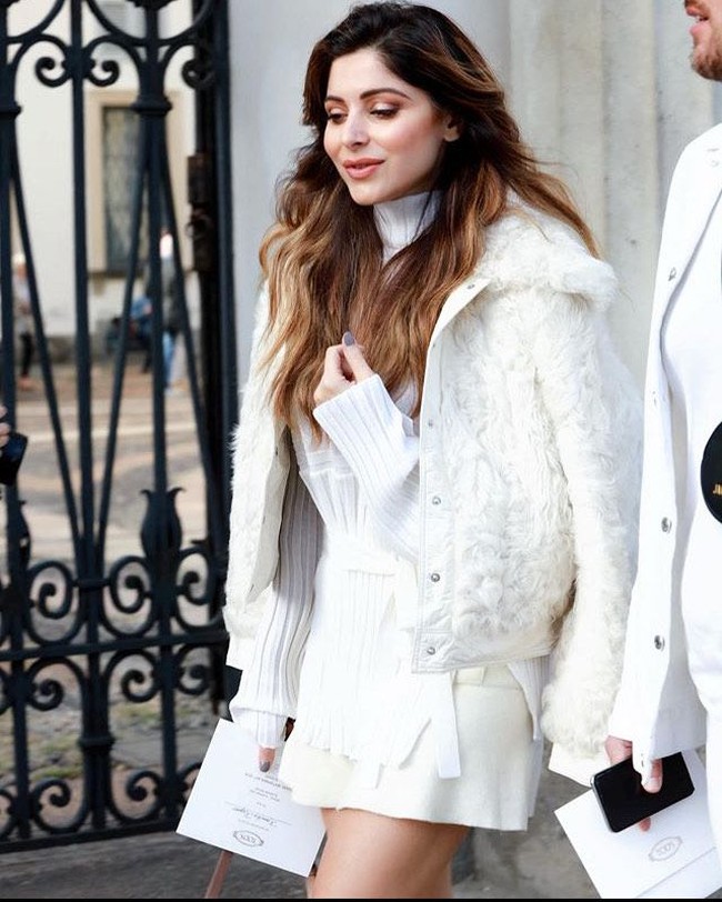 Menurut beberapa sumber, Kanika Kapoor menyembunyikan fakta bahwa ia terinfeksi virus dan dilaporkan tinggal di sebuah hotel mewah di Lucknow setelah kembali dari London. Selain itu, ia juga mengadakan pesta makan malam dengan pertemuan besar. Foto: Instagram @kanika4kapoor