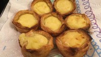 Hasil buatan kue pertama saya di karantina. Saya buat Pasteis de Nata, kue khas Portugis yang merupakan kue termewah yang pernah saya buat, lapor @Pillylickins. Foto: Twitter