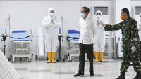 Jokowi dijelaskan perihal ruangan IGD di Wisma Atlet yang kini beralih fungsi. Antara Foto/Hafidz Mubarak A.