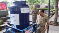 Oded mengimbau, kepada warga untuk saling menjaga tempat cuci tangan tersebut. Ia pun menjelaskan, tempat cuci tangan ini ditempatkan di ruang publik agar memudahkan masyarakat untuk mencuci tangan. Oded mengklaim, 30 unit tempat cuci tangan ini akan rampung selama satu pekan ke depan.