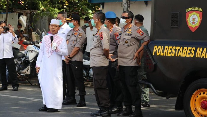 Kapolda Sulsel bersama Ustaz Dasad Latif mengimbau warga menjauhi keramaian (dok. Istimewa)