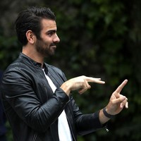 Dalam kondisi yang sempurna, aku akan menjalani tes itu. Tapi, AS kekurangan alat tes untuk semua orang. Kalau kamu sehat dan tidak mengalami masalah pernapasan, aku berharap kamu memikirkan pasien yang sakit. Izinkan mereka dites jika mereka lebih membutuhkannya, paparnya dalam bahasa isyarat. Foto: Getty Images/Justin Sullivan