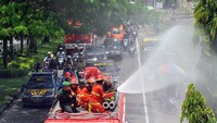 Tim gabungan terdiri dari TNI-Polri, BPBD, Satpol-PP dan Pemadam Kebakaran melakukan penyemprotan disinfektan secara massal di jalan protokol dan fasilitas umum di kota Padang.
