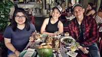 Pasangan yang menikah tahun 2013 ini sepertinya sama-sama suka kulineran. Saat liburan pun mereka selalu sempatkan makan enak. Foto: Instagram andreadianbimo