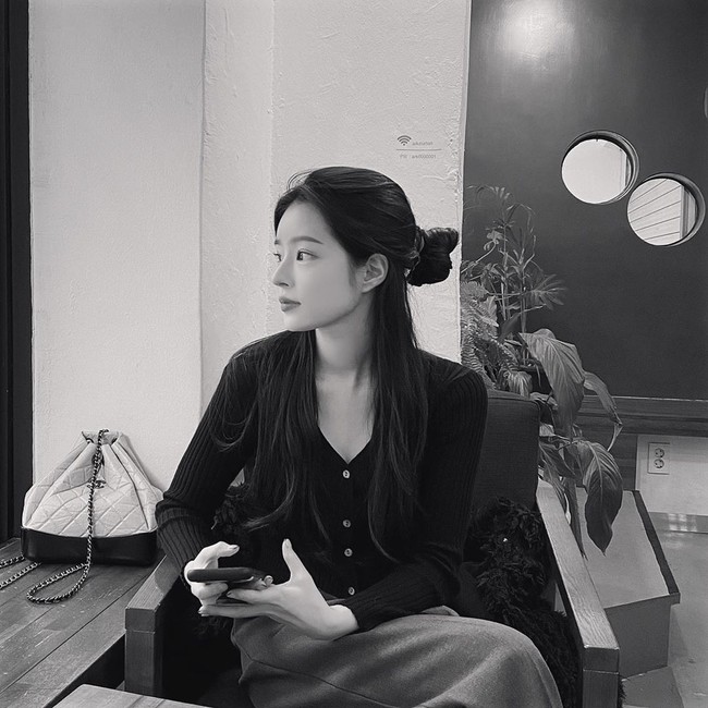 Ketika beberapa hari lalu dirumourkan menemani Seungri wajib militer, agensi Yoo Hye Won pun memberikan jawaban yang mengambang. Karena ini adalah kehidupan pribadi dari seorang aktris, ini sulit untuk dikonfirmasi, kata agensi SBD Entertainment di mana Yoo Hye Woon bernaung.Foto: Instagram @yu__hyewon