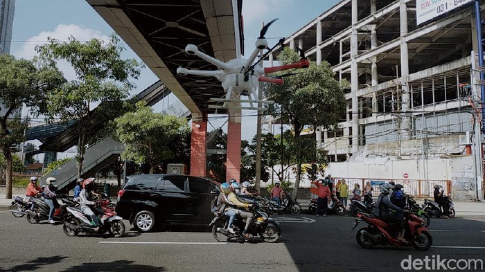Wali Kota Surabaya Tri Rismaharini terus melakukan upaya pencegahan meluasnya wabah corona. Ia dan tim drone menyemprotkan disinfektan di jalan dan di kampung-kampung padat penduduk.
