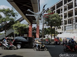 Pemkot Surabaya Gunakan Drone Semprot Jalanan dengan Disinfektan