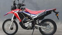 Perbedaan yang mencolok terlihat dari sektor kaki-kaki. Jika CRF250 Rally sudah mengusung up side down berkelir emas. Cross 250 masih menggunakan suspensi teleskopik yang ditutupi cover.  Foto: Chongqin XCross