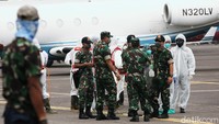 Petugas tampak berbincang di area sekitar landasan pacu bandara usai pesawat Hercules C-130 tersebut mendarat di Bandara Halim Perdanakusuma.  