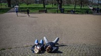 Sebagian publik Inggris sepertinya tidak terpengaruh dengan pandemi corona. Masih ada yang besantai di taman seperti terlihat pada foto ini (Getty Images/Peter Summers)