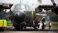 Bagian dalam pesawat juga disemprot.