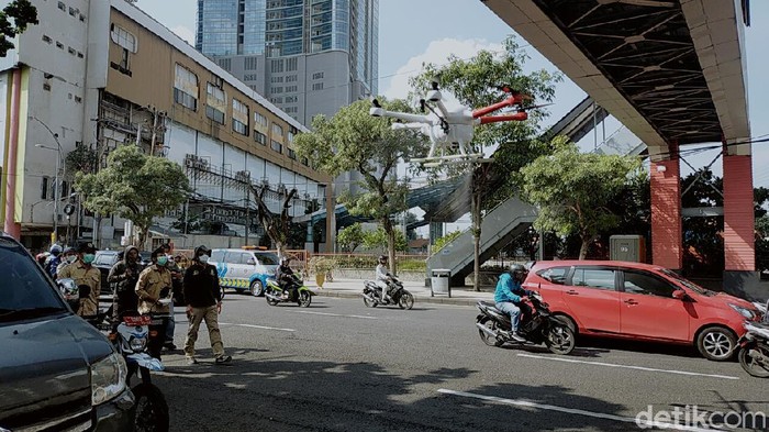 Banyak upaya yang dilakukan Pemkot Surabaya mencegah meluasnya penyebaran virus corona. Kini penyemprotan disinfektan dilakukan dari udara menggunakan drone.
