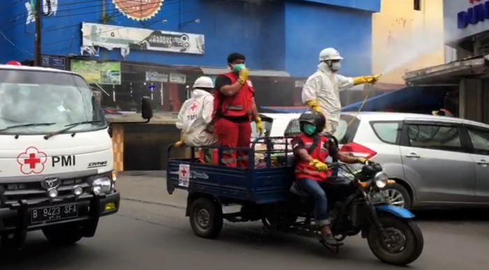 Pemkot Sukabumi melakukan penyemprotan disinfektan di sejumlah jalan dan fasilitas publik. Mereka juga ajak sejumlah relawan saat melakukan kegiatan tersebut.