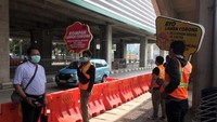 Sejumlah mahasiswa yang ikut serta dalam sosialisasi pencegahan penyebaran virus Corona tampak membawa poster berisi imbauan mencegah penyebaran virus Corona kian meluas di masyarakat.