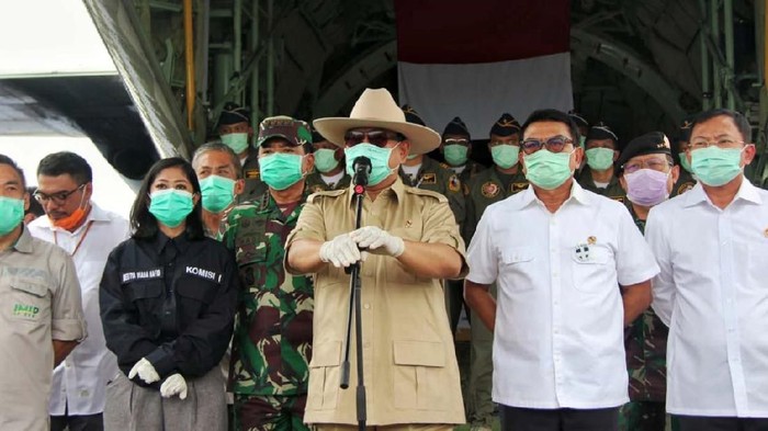 Pesawat Hercules yang membawa alat kesehatan dari China tiba di Halim Perdanakusuma, Jakarta. Menhan Prabowo Subianto menyambut langsung bantuan tersebut.