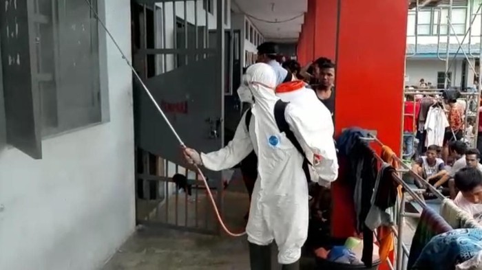 Rutan Kelas IIA Palu disemprot disinfektan.