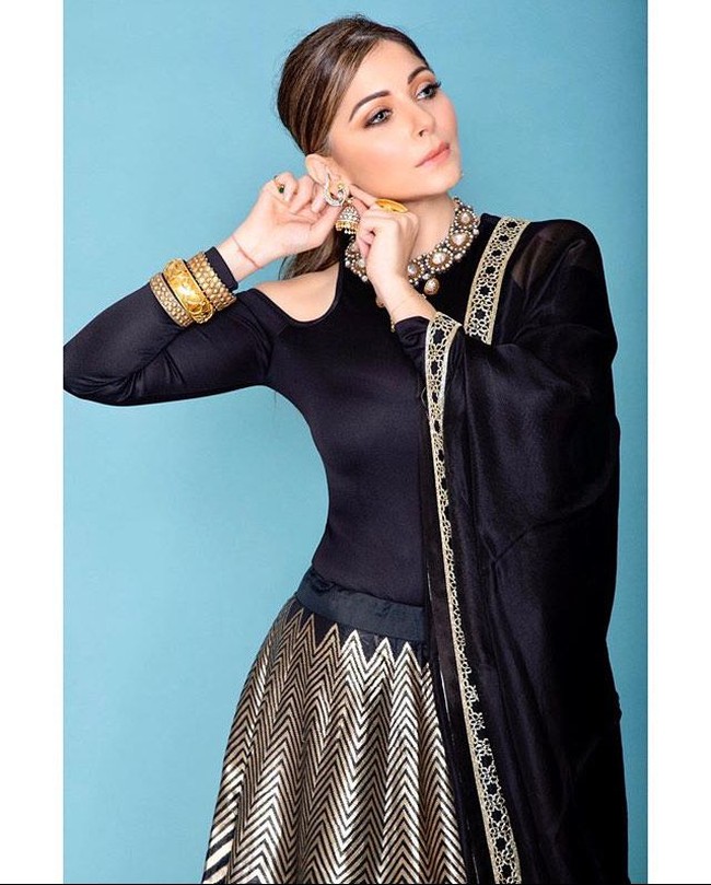 Penyanyi berusia 42 tahun ini mengonfirmasi bahwa dirinya positif Corona lewat akun Instagramnya. Selama 4 hari terakhir saya memiliki tanda-tanda flu. saya menjalani tes dan hasilnya positif untuk Covid-19, tulis Kanika kapada 3 juta lebih pengikutnya di Instagram Foto: Instagram @kanika4kapoor