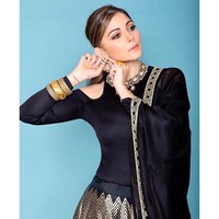 Penyanyi berusia 42 tahun ini mengonfirmasi bahwa dirinya positif Corona lewat akun Instagramnya. Selama 4 hari terakhir saya memiliki tanda-tanda flu. saya menjalani tes dan hasilnya positif untuk Covid-19, tulis Kanika kapada 3 juta lebih pengikutnya di Instagram Foto: Instagram @kanika4kapoor