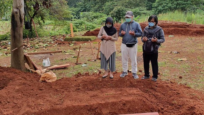 Foto: instagram @evarahmisalama/Viral Sedihnya Wanita yang Ibunya Wafat karena Corona Foto: instagram @evarahmisalama/Viral Sedihnya Wanita yang Ibunya Wafat karena Corona
