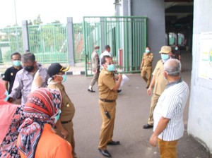 Walkot Pepen Cek Simulasi Tes Massal Corona di Stadion Patriot Bekasi