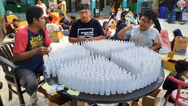 Masjid Jogokariyan Yogya Bagikan 7.500 Hand Sanitizer Gratis