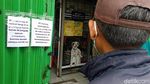 Cegah Corona, Pelanggan Pet Shop Antre di Luar Toko