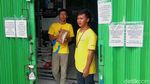 Cegah Corona, Pelanggan Pet Shop Antre di Luar Toko