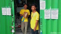 Himbauan untuk transaksi  antri di luar toko tersebut ditempel di pintu pet shop dan Akan diberlakukan terus sampai wabah Corona mereda.
