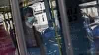 Angka kematian tersebut menunjukkan peningkatan 27 persen dibanding angka yang dirilis sehari sebelumnya. Adapun jumlah kasus terkonfirmasi coronavirus kini meningkat menjadi 33.089 orang di Spanyol, salah satu negara paling terdampak virus corona di dunia setelah China dan Italia. AP Photo/Bernat Armangue.