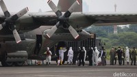 Petugas tampak mengeluarkan satu per satu barang yang berada di dalam pesawat tersebut.  