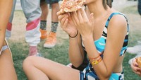 Foto Charlotte ini diambil secara candid ketika memakan pizza di sebuah acara. Meskipun diambil secara candid, tetapi tidak mengurangi kecantikannya sedikit pun. Foto: Instagram @charlotteslawrence