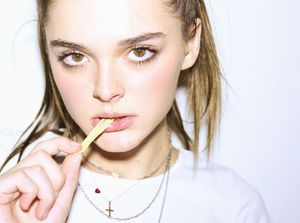 Momen Ngemil Charlotte Lawrence yang Terpapar Covid-19