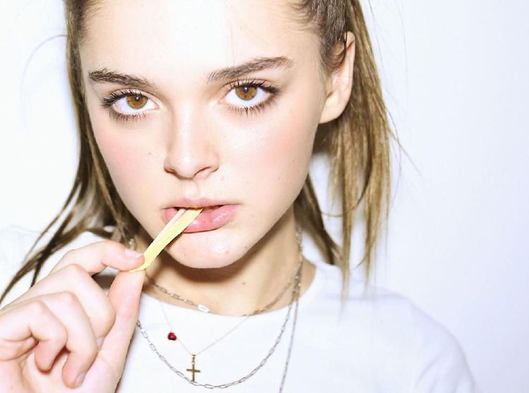 Momen Ngemil Charlotte Lawrence yang Terpapar Covid-19