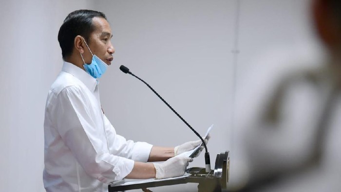 Presiden Jokowi di RS Darurat Penanganan COVID-19.