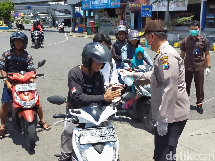 polisi bagi-bagi hand sanitizer