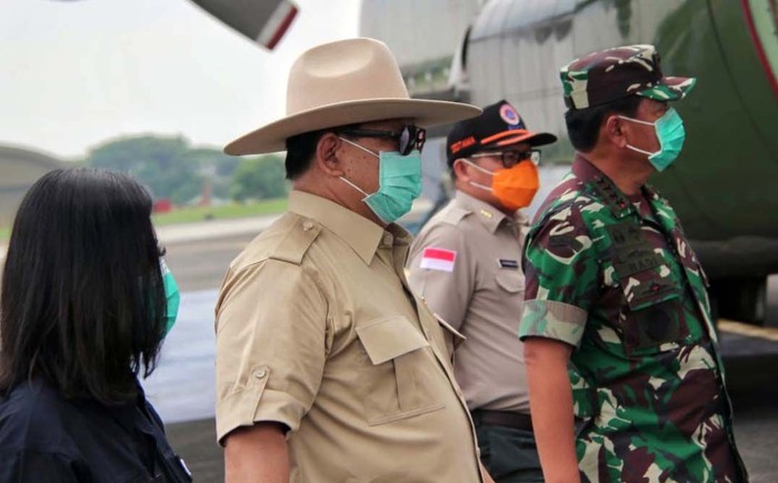 Prabowo Sambut Hercules Pembawa Alat Kesehatan untuk Wabah Corona Pesawat Hercules yang membawa alat kesehatan dari China tiba di Halim Perdanakusuma, Jakarta. Menhan Prabowo Subianto menyambut langsung bantuan tersebut.