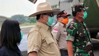 Prabowo berjalan menuju Pesawat Hercules yang baru saja tiba dari China di Lapangan Udara Halim Perdanakusuma, Jakarta Timur, Senin (23/3/2020). Istimewa/Dok. Menhan.