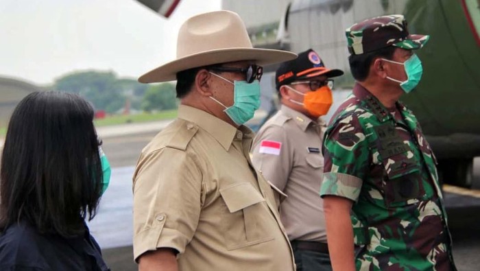 Pesawat Hercules yang membawa alat kesehatan dari China tiba di Halim Perdanakusuma, Jakarta. Menhan Prabowo Subianto menyambut langsung bantuan tersebut.