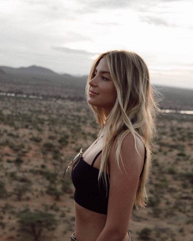 Model dengan jumlah pengikut 1,5 juta lebih ini menggambarkan bahwa tanpa busana sebagai salah satu hal favoritnya, sambil melakukan gaya hidup mewah keliling dunia. Tetapi, Sarah tak bisa melakukan hal tersebut lagi karena dipaksa untuk mengisolasi diri saat krisis Covid-19. Foto: Instagram