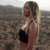 Model dengan jumlah pengikut 1,5 juta lebih ini menggambarkan bahwa tanpa busana sebagai salah satu hal favoritnya, sambil melakukan gaya hidup mewah keliling dunia. Tetapi, Sarah tak bisa melakukan hal tersebut lagi karena dipaksa untuk mengisolasi diri saat krisis Covid-19. Foto: Instagram